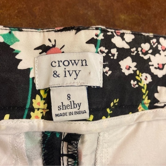 Ladies Crown and Ivy Floral Scalloped Edge Shelby Fit Shorts - Picture 3 of 4